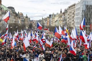 Protivládního protestu v Praze se zúčastnily tisíce lidí, zazněly i výroky proti Ukrajině - Novinky